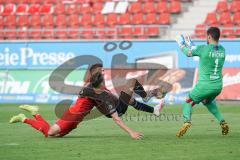 3. Liga - FSV Zwickau - FC Ingolstadt 04 - Dennis Eckert Ayensa (7, FCI) wird gestoppt und kommt an Torwart Brinkies Johannes (1 Zwickau) nicht vorbei