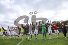 3. Liga - Fußball - SG Sonnenhof Großaspach - FC Ingolstadt 04 - 1:5 Auswärtssieg, Team feiert mit den mitgereisten Fans, hüpfen springen Jubel