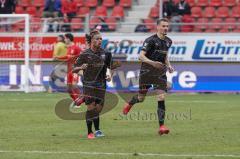 3. Liga - Hallescher FC - FC Ingolstadt 04 - Tor Caniggia Ginola Elva (14, FCI) 0:1, Jubel mit Stefan Kutschke (30, FCI) und Dennis Eckert Ayensa (7, FCI) laufen zum Trainer Cheftrainer Jeff Saibene (FCI)