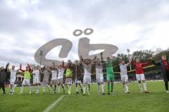 3. Liga - Fußball - SG Sonnenhof Großaspach - FC Ingolstadt 04 - 1:5 Auswärtssieg, Team feiert mit den mitgereisten Fans, hüpfen springen Jubel