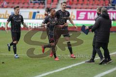 3. Liga - Hallescher FC - FC Ingolstadt 04 - Tor Caniggia Ginola Elva (14, FCI) 0:1, Jubel mit Stefan Kutschke (30, FCI) und Dennis Eckert Ayensa (7, FCI) laufen zum Trainer Cheftrainer Jeff Saibene (FCI)