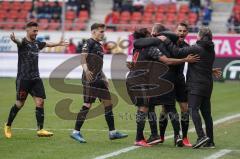 3. Liga - Hallescher FC - FC Ingolstadt 04 - Tor Caniggia Ginola Elva (14, FCI) 0:1, Jubel mit Stefan Kutschke (30, FCI) und Dennis Eckert Ayensa (7, FCI) laufen zum Trainer Cheftrainer Jeff Saibene (FCI) und Co-Trainer Carsten Rump (FCI), Robin Krauße (2