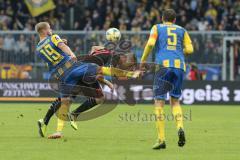 3. Liga - Fußball - Eintracht Braunschweig - FC Ingolstadt 04 - knapp am Kopf vorbei, Felix Burmeister (19 Braunschweig) Stefan Kutschke (30, FCI) Benjamin Kessel