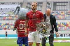 3. Liga - Fußball - KFC Uerdingen - FC Ingolstadt 04 - Maximilian Beister (10, FCI) wird offiziell in Uerdingen verabschiedet, Blumenstrauss