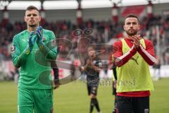 3. Liga - Hallescher FC - FC Ingolstadt 04 - Die Spieler bedanken sich nach dem Spiel bei den mitgereisten Fans, Torwart Fabijan Buntic (24, FCI) Fatih Kaya (9, FCI)