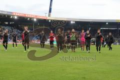 3. Liga - Fußball - Eintracht Braunschweig - FC Ingolstadt 04 - Das Team bedankt sich bei den Fans, Stefan Kutschke (30, FCI) Fatih Kaya (9, FCI) Dennis Eckert Ayensa (7, FCI)