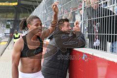 3. Liga - Fußball - SG Sonnenhof Großaspach - FC Ingolstadt 04 - 1:5 Auswärtssieg, Team feiert mit den mitgereisten Fans, Robin Krauße (23, FCI) geht zu den Fans, Caniggia Ginola Elva (14, FCI)