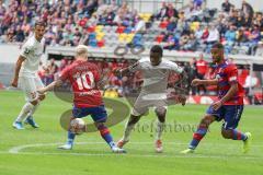 3. Liga - Fußball - KFC Uerdingen - FC Ingolstadt 04 - durch die Mitte, Agyemang Diawusie (11, FCI) tunnelt Pflücke Patrick, rechts Mbom Jean-Manuel (KFC 21)