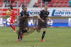 3. Liga - Hallescher FC - FC Ingolstadt 04 - Tor Caniggia Ginola Elva (14, FCI) 0:1, Jubel mit Stefan Kutschke (30, FCI) und Dennis Eckert Ayensa (7, FCI) laufen zum Trainer Cheftrainer Jeff Saibene (FCI)