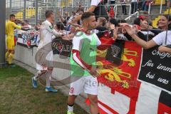 3. Fußball-Liga - Saison 2019/2020 - Bayern München II - FC Ingolstadt 04 - Fatih Kaya (#9,FCI)  - Stefan Kutschke (#30,FCI)  - klatscht bei den Fans ab - Foto: Meyer Jürgen