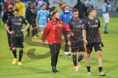 3. Liga - Chemnitzer FC - FC Ingolstadt 04 - Spiel ist aus, 0:1, Schanzer erschöpft, Tobias Schröck (21, FCI) Co-Trainer Mark Fotheringham (FCI) Fatih Kaya (9, FCI) Filip Bilbija (35, FCI) gehen vom Platz