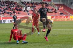 3. Liga - Hallescher FC - FC Ingolstadt 04 - Stefan Kutschke (30, FCI) Kastenhofer Niklas (3 Halle) am Boden