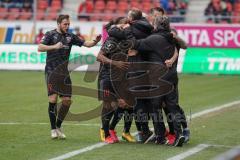 3. Liga - Hallescher FC - FC Ingolstadt 04 - Tor Caniggia Ginola Elva (14, FCI) 0:1, Jubel mit Stefan Kutschke (30, FCI) und Dennis Eckert Ayensa (7, FCI) laufen zum Trainer Cheftrainer Jeff Saibene (FCI) und Co-Trainer Carsten Rump (FCI) Michael Heinloth