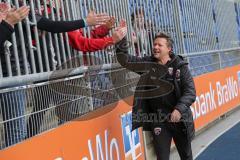 3. Liga - Fußball - Eintracht Braunschweig - FC Ingolstadt 04 - Cheftrainer Jeff Saibene (FCI) bedankt sich bei den Fans