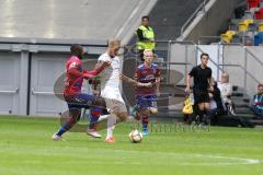 3. Liga - Fußball - KFC Uerdingen - FC Ingolstadt 04 - Maximilian Beister (10, FCI) Pflücke Patrick (10) Mbom Jean-Manuel (KFC 21)