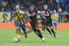 3. Liga - Fußball - Eintracht Braunschweig - FC Ingolstadt 04 - Stefan Kutschke (30, FCI) gegen Robin Ziegele (40 Braunschweig)