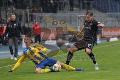 3. Liga - Fußball - Eintracht Braunschweig - FC Ingolstadt 04 - Michael Heinloth (17, FCI) Manuel Schwenk (22 Braunschweig)