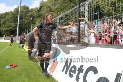 3. Fußball-Liga - Saison 2019/2020 - FC Victoria Köln - FC Ingolstadt 04 - Björn Paulsen (#4,FCI)  bedankt sich bei den Fans -  Foto: Meyer Jürgen