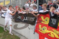 3. Fußball-Liga - Saison 2019/2020 - Bayern München II - FC Ingolstadt 04 - Dennis Eckert Ayensa (#7,FCI) klatscht bei den Fans ab -  Foto: Meyer Jürgen