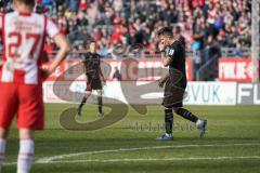 3. Liga - Würzburger Kickers - FC Ingolstadt 04 - Dennis Eckert Ayensa (7, FCI) kassiert rote Karte und wird vom Schiedsrichter in die Kabine geschickt, Enttäuschung