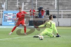 3. Liga - 1860 München - FC Ingolstadt 04 - Tor Schuß Jubel Dennis Eckert Ayensa (7, FCI) Torwart Hiller Marco (1, München) keine Chance