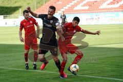 3. Liga - FSV Zwickau - FC Ingolstadt 04 - Stefan Kutschke (30, FCI) #links Nils Miatke (28 Zwickau) rechts Ali Odabas (4 Zwickau)