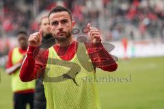 3. Liga - Hallescher FC - FC Ingolstadt 04 - Die Spieler bedanken sich nach dem Spiel bei den mitgereisten Fans, Fatih Kaya (9, FCI)