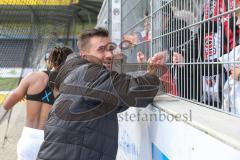 3. Liga - Fußball - SG Sonnenhof Großaspach - FC Ingolstadt 04 - 1:5 Auswärtssieg, Team feiert mit den mitgereisten Fans, Robin Krauße (23, FCI) geht zu den Fans