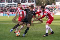 3. Liga - Würzburger Kickers - FC Ingolstadt 04 - Luke Hemmerich (21 Würzburg) Caniggia Ginola Elva (14, FCI) Daniel Hägele (22 Würzburg) Kampf um den Ball