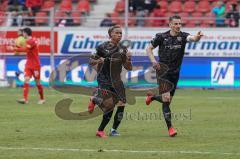 3. Liga - Hallescher FC - FC Ingolstadt 04 - Tor Caniggia Ginola Elva (14, FCI) 0:1, Jubel mit Stefan Kutschke (30, FCI) und Dennis Eckert Ayensa (7, FCI) laufen zum Trainer Cheftrainer Jeff Saibene (FCI)