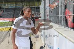 3. Liga - Fußball - SG Sonnenhof Großaspach - FC Ingolstadt 04 - 1:5 Auswärtssieg, Team feiert mit den mitgereisten Fans, Caniggia Ginola Elva (14, FCI) geht zu den Fans