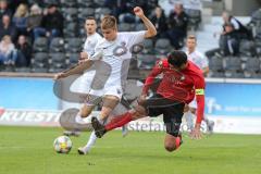 3. Liga - Fußball - SG Sonnenhof Großaspach - FC Ingolstadt 04 - Filip Bilbija (35, FCI) will durch die Abwehr, Julian Leist (5 SG) Schuß