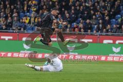 3. Liga - Fußball - Eintracht Braunschweig - FC Ingolstadt 04 - Fatih Kaya (9, FCI) springt über Jasmin Fejzić (16 Braunschweig)