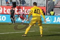 3. Liga - Würzburger Kickers - FC Ingolstadt 04 - Peter Kurzweg (16, FCI) mit Luke Hemmerich (21 Würzburg) Torwart Vincent Müller (40 Würzburg) auf der Lauer