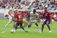 3. Liga - Fußball - KFC Uerdingen - FC Ingolstadt 04 - durch die Mitte, Agyemang Diawusie (11, FCI) tunnelt Pflücke Patrick, rechts Mbom Jean-Manuel (KFC 21)