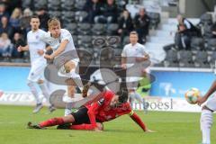 3. Liga - Fußball - SG Sonnenhof Großaspach - FC Ingolstadt 04 - Filip Bilbija (35, FCI) will durch die Abwehr, Julian Leist (5 SG) Schuß
