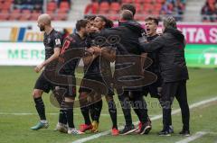 3. Liga - Hallescher FC - FC Ingolstadt 04 - Tor Caniggia Ginola Elva (14, FCI) 0:1, Jubel mit Stefan Kutschke (30, FCI) und Dennis Eckert Ayensa (7, FCI) laufen zum Trainer Cheftrainer Jeff Saibene (FCI) und Co-Trainer Carsten Rump (FCI)