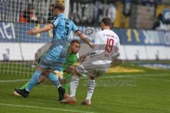 3. Fußball-Liga - Saison 2019/2020 - SV Waldhof Mannheim - FC Ingolstadt 04 - Marcel Gaus (#19,FCI)  -  Marcel Seegert (#5 Mannheim) - Timo Königsmann Torwart (#1 Mannheim) - Foto: Stefan Bösl