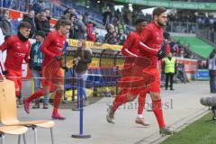 3. Fußball-Liga - Saison 2019/2020 - MSV Duisburg - FC Ingolstadt 04 - Die Spieler betreten das Spielfeld zum warm machen - Michael Heinloth (#17,FCI)  - Frederic Ananou (#2,FCI) - Maximilian Thalhammer (#6,FCI) -   - Foto: Meyer Jürgen