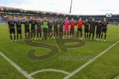 3. Liga - Fußball - Eintracht Braunschweig - FC Ingolstadt 04 - Sieg 0:3 die Mannschaft tanzt vor den Fans Auswärtssieg