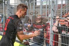 3. Fußball-Liga - Saison 2019/2020 - FC Victoria Köln - FC Ingolstadt 04 - Stefan Kutschke (#30,FCI)  spricht mit den Fans - Foto: Meyer Jürgen