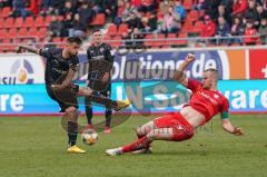 3. Liga - Hallescher FC - FC Ingolstadt 04 - kommt nicht durch, Robin Krauße (23, FCI) Hilßner Marcel (23 Halle)