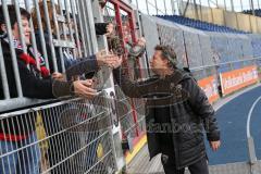 3. Liga - Fußball - Eintracht Braunschweig - FC Ingolstadt 04 - Cheftrainer Jeff Saibene (FCI) bedankt sich bei den Fans