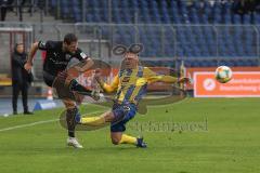 3. Liga - Fußball - Eintracht Braunschweig - FC Ingolstadt 04 - Michael Heinloth (17, FCI) Manuel Schwenk (22 Braunschweig)