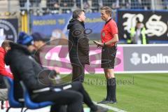 3. Fußball-Liga - Saison 2019/2020 - SV Waldhof Mannheim - FC Ingolstadt 04 - Chef-Trainer Jeff Saibene (FCI) imGespräch mit dem Schiedsrichter - Foto: Stefan Bösl