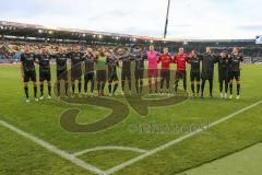 3. Liga - Fußball - Eintracht Braunschweig - FC Ingolstadt 04 - Sieg 0:3 die Mannschaft tanzt vor den Fans Auswärtssieg