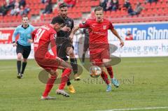 3. Liga - Hallescher FC - FC Ingolstadt 04 - durch die Mitte, Robin Krauße (23, FCI) Landgraf Niklas (31 Halle) Bahn Bentley Baxter (7 Halle)