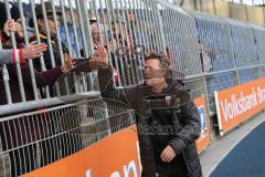 3. Liga - Fußball - Eintracht Braunschweig - FC Ingolstadt 04 - Cheftrainer Jeff Saibene (FCI) bedankt sich bei den Fans