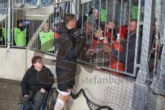 3. Liga - 1. FC Magdeburg - FC Ingolstadt 04 - Die Spieler bedanken sich bei den Fans nach dem Spiel - jubel -Stefan Kutschke (#30,FCI) verschenkt sein Trikot - Foto: Jürgen Meyer