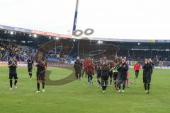 3. Liga - Fußball - Eintracht Braunschweig - FC Ingolstadt 04 - Das Team bedankt sich bei den Fans, Stefan Kutschke (30, FCI) Fatih Kaya (9, FCI) Dennis Eckert Ayensa (7, FCI)